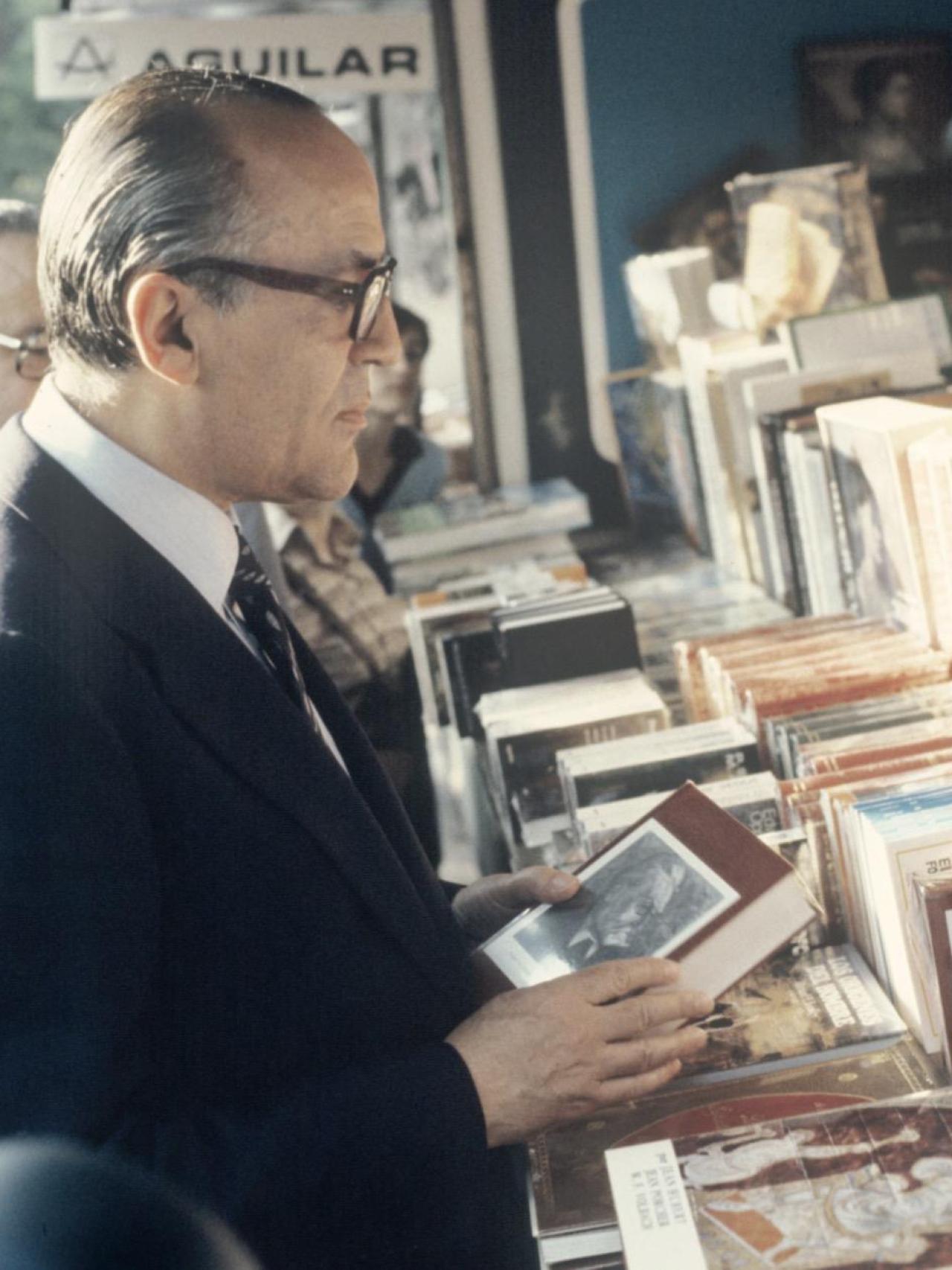 Calvo-Sotelo, en una feria libresca, con un ejemplar de Unamuno, autor predilecto, en la mano.