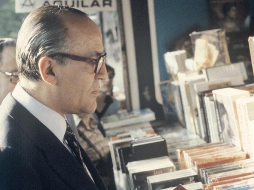 Calvo-Sotelo on a book holiday with a copy of the popular author Unamun in hand.