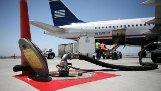 Carga de combustible de un avión en un aeropuerto europeo.