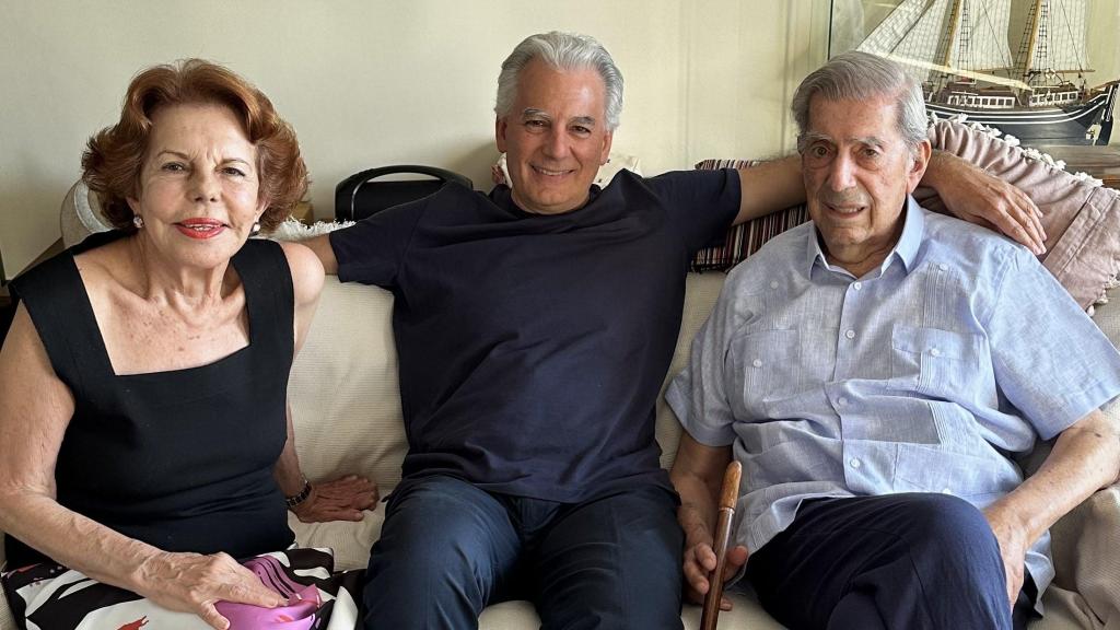 Álvaro Vargas Llosa junto a sus padres.