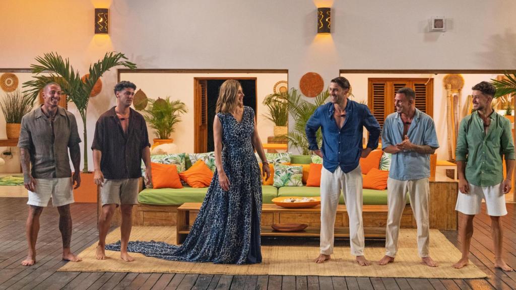 Sandra Barneda y los chicos de 'La Isla de las Tentaciones 10', en Villa Montaña.