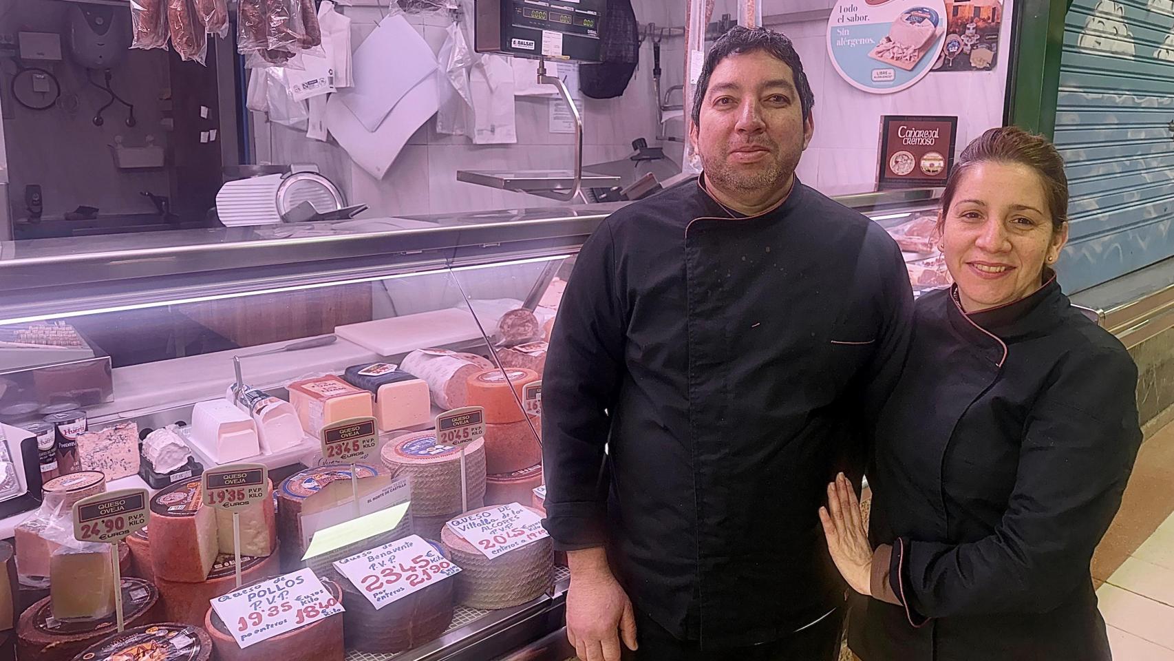 La microbióloga cubana Neysi Soria Barreda junto a su esposo Julio César Tamames Pantoja en su carnicería del mercado del Campillo en Valladolid
