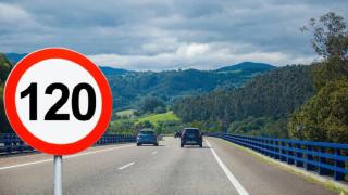 Un coche adelanta a otro en la autovía