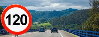 Un coche adelanta a otro en la autovía