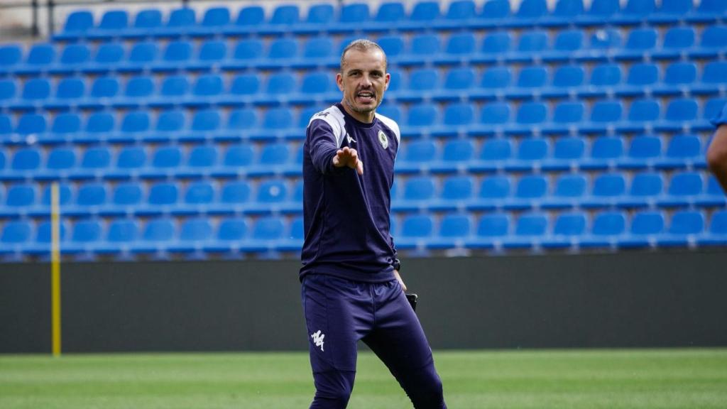 Beto Company dirigiendo un entrenamiento.