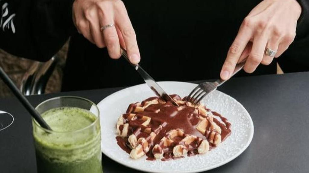 Matcha y gofre de Vazva Coffee
