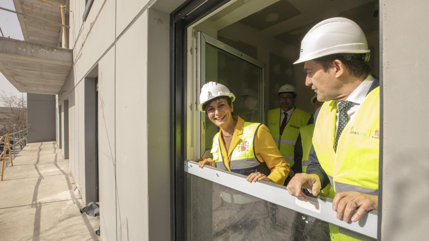 La ministra de Vivienda y Agenda Urbana, Isabel Rodríguez, y el consejero en funciones de Medio Ambiente, Vivienda y Ordenación del Territorio, Juan Carlos Suárez-Quiñones, visitan las obras de construcción de una promoción de 40 viviendas asequibles para jóvenes en Ávila.