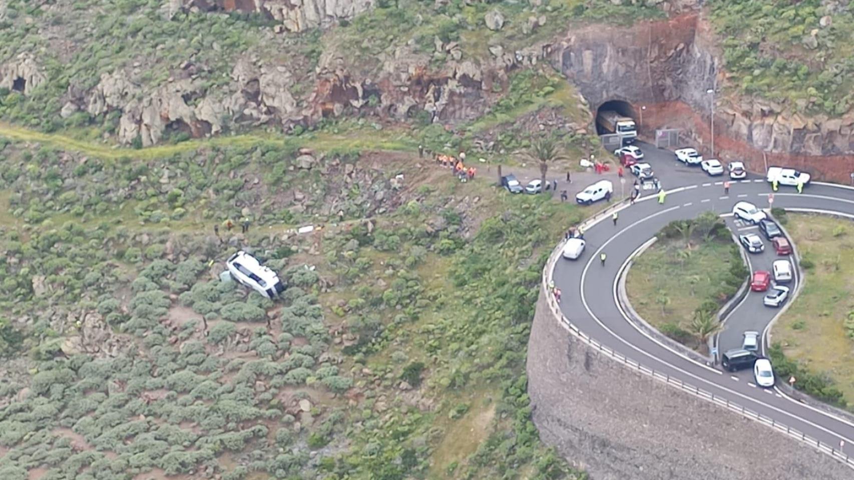 Imagen del bus turístico durante el accidente que ha tenido lugar este viernes en San Sebastián de la Gomera.