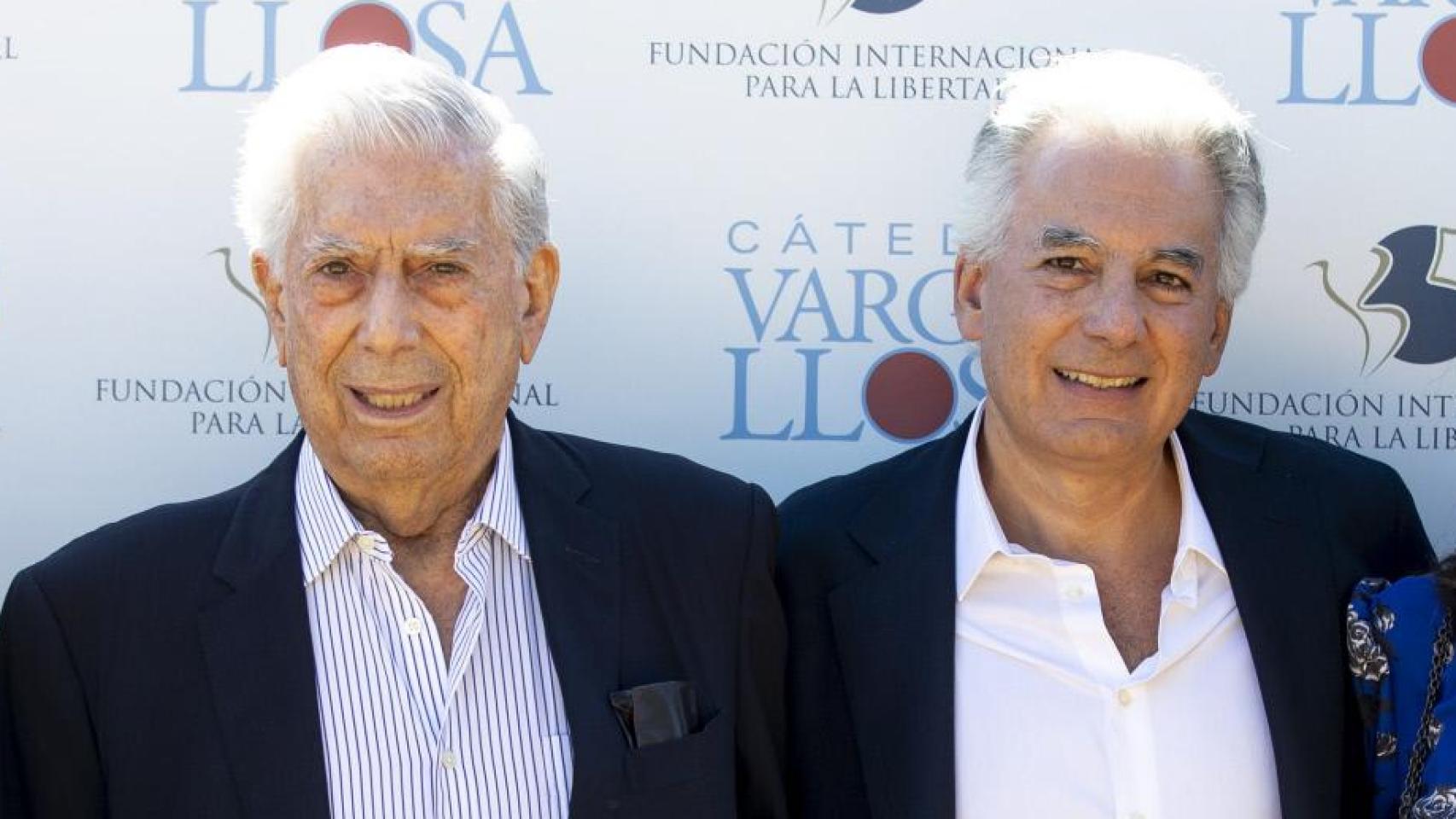 Mario Vargas Llosa y su hijo Álvaro en un acto público.