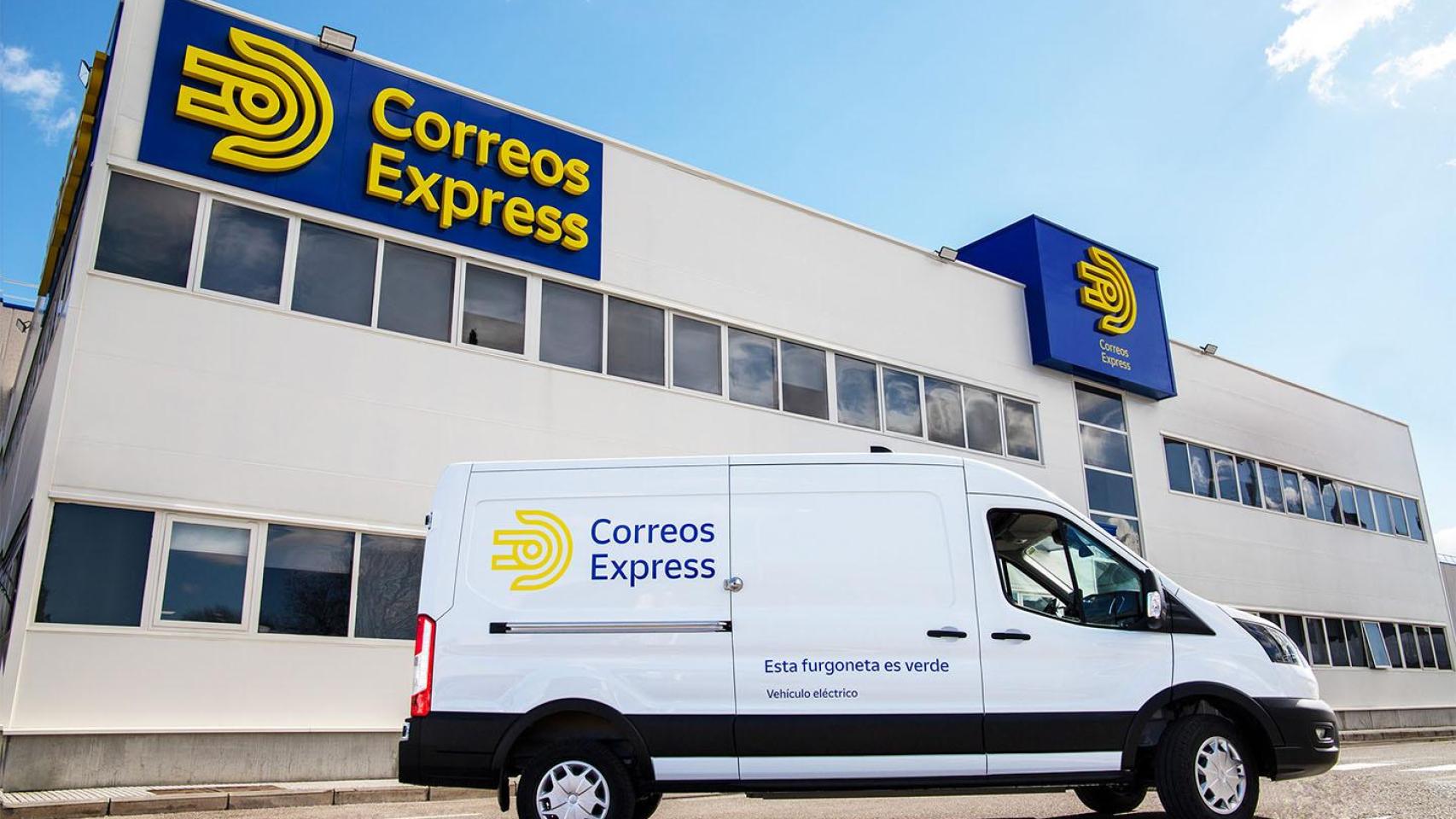 Furgoneta y oficinas de Correos Express