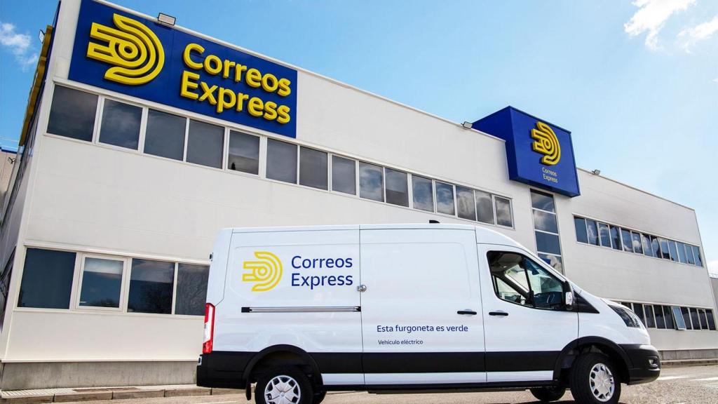 Furgoneta y oficinas de Correos Express