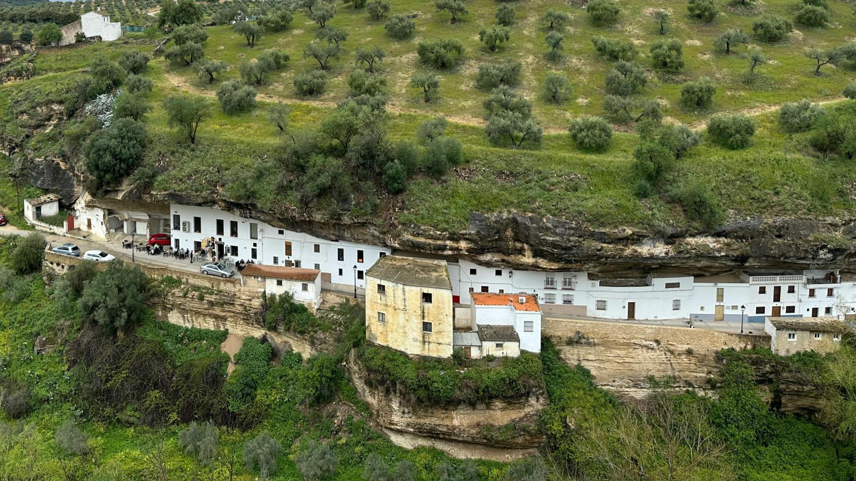 Setenil de las Bodegas, situado en la sierra de Cádiz.