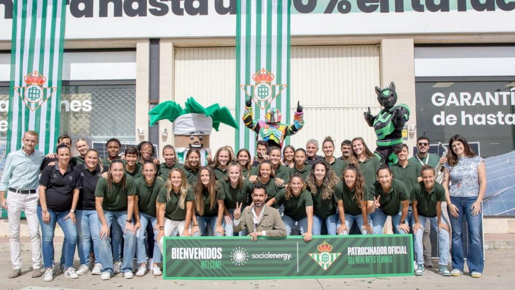El CEO de Social Energy, Juan Luis Cabeza (centro) con el equipo del Betis femenino, al que patrocina la empresa.