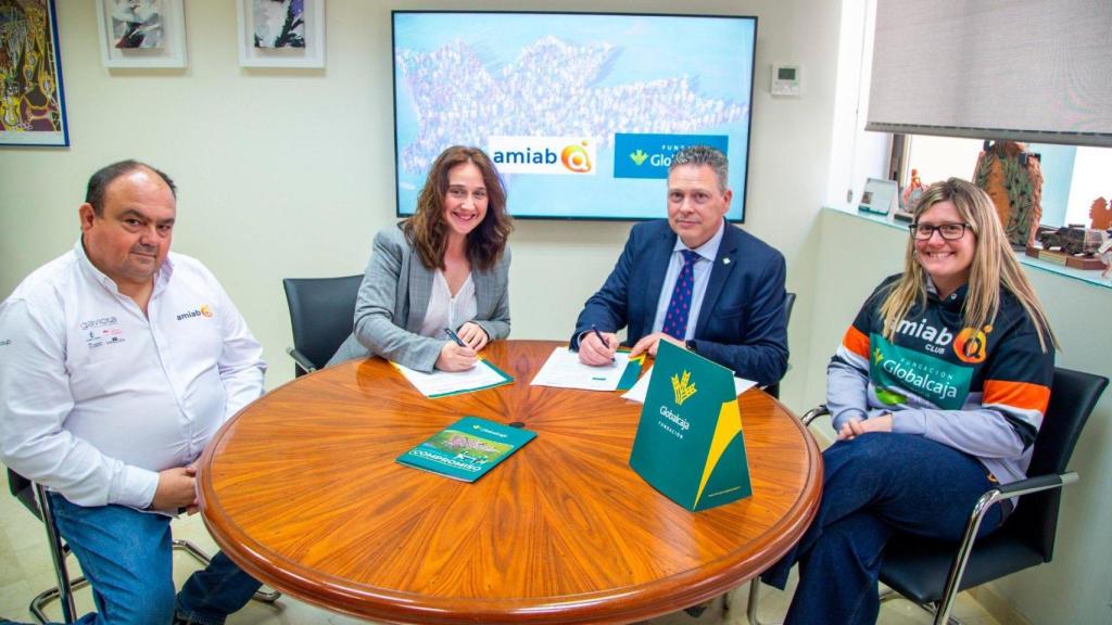 Imagen del encuentro entre los representantes de Amiab y Fundación Globalcaja.