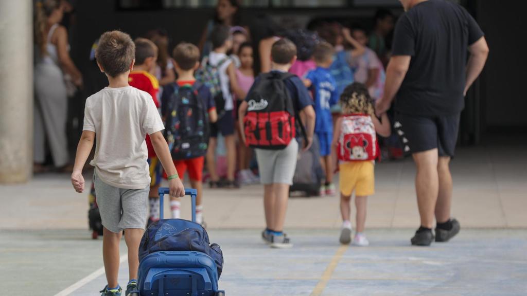 Un niño accede a las instalaciones de un colegio en Paiporta. Efe / Manuel Bruque