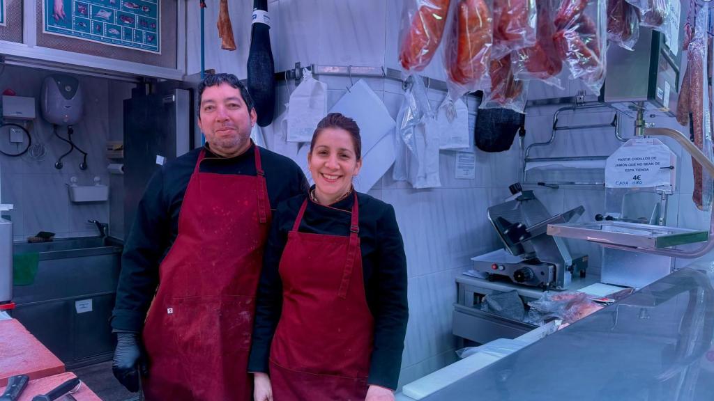 Neysi y Julio César en el interior del mostrador de su charqutería y carnicería en el mercado del Campillo de Valladolid