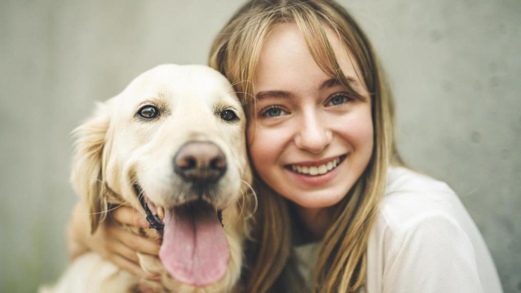Una chica con un perro.