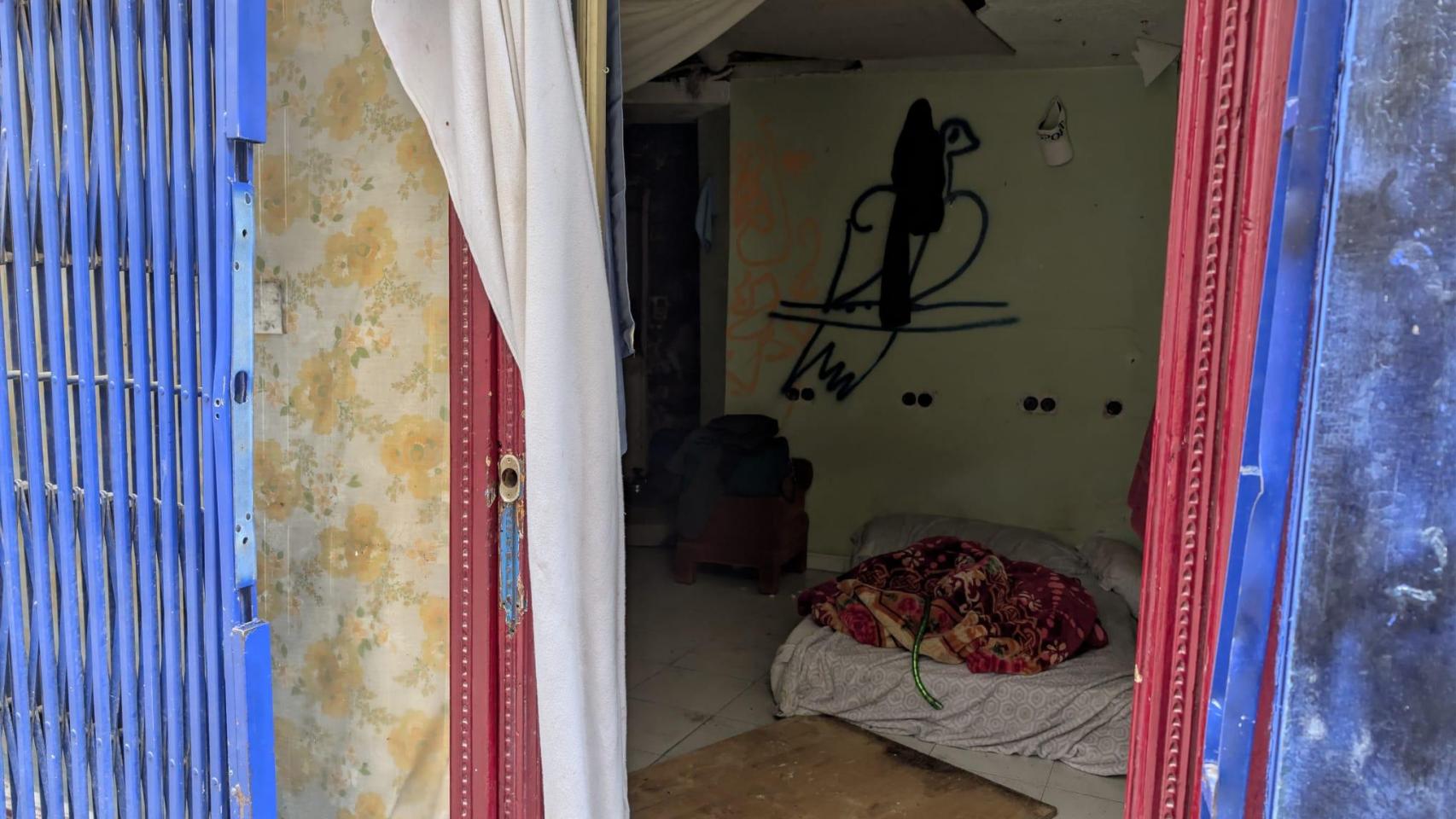 Interior de una vivienda de la calle Chapinería, desalojado y tapiado el pasado febrero tras meses de okupación.