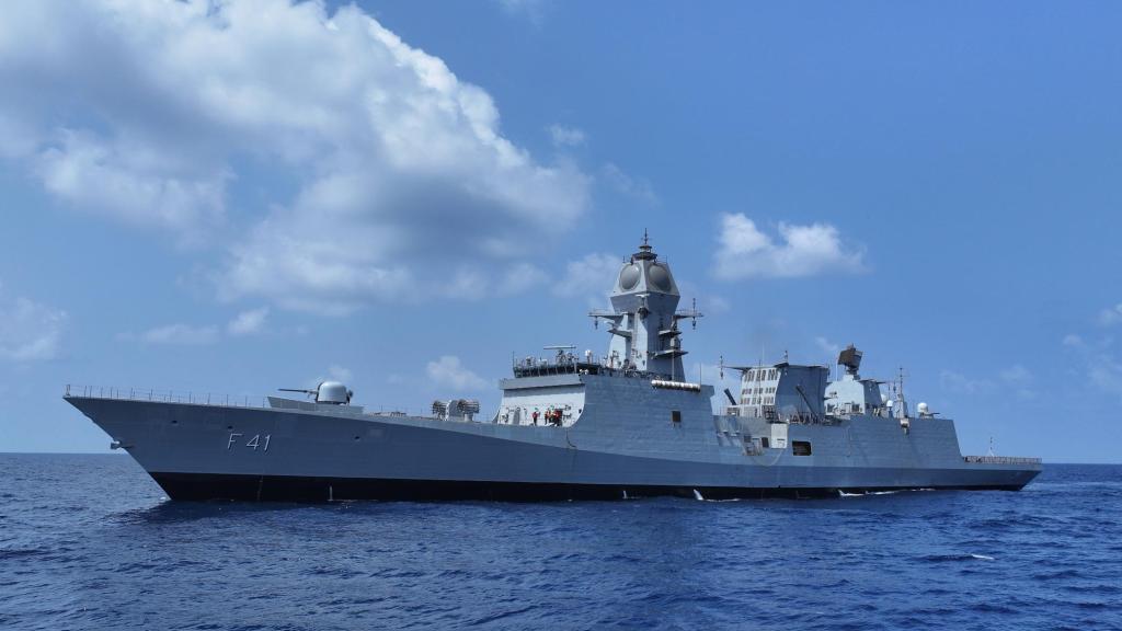 Fragata INS Taragiri de India