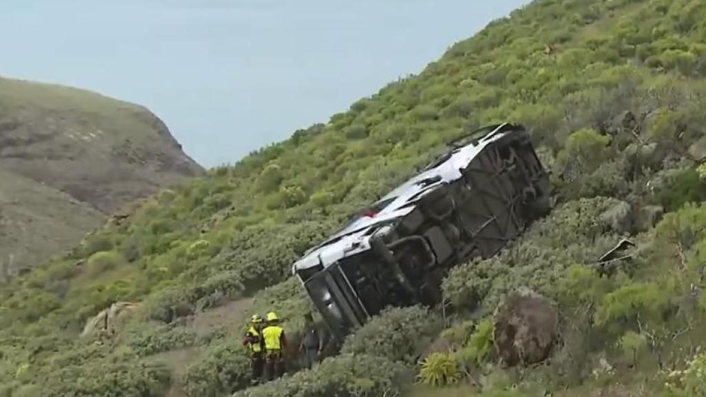 Estado del autobús precipitado este viernes 10 de abril en San Sebastián de La Gomera.