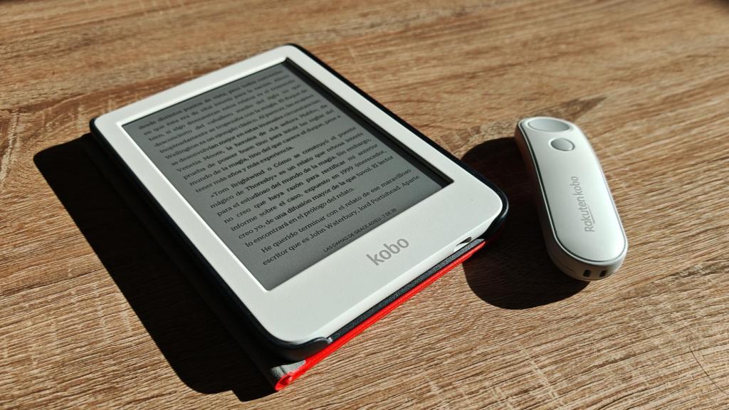 El Kobo Clara Colour junto al Kobo Remote.