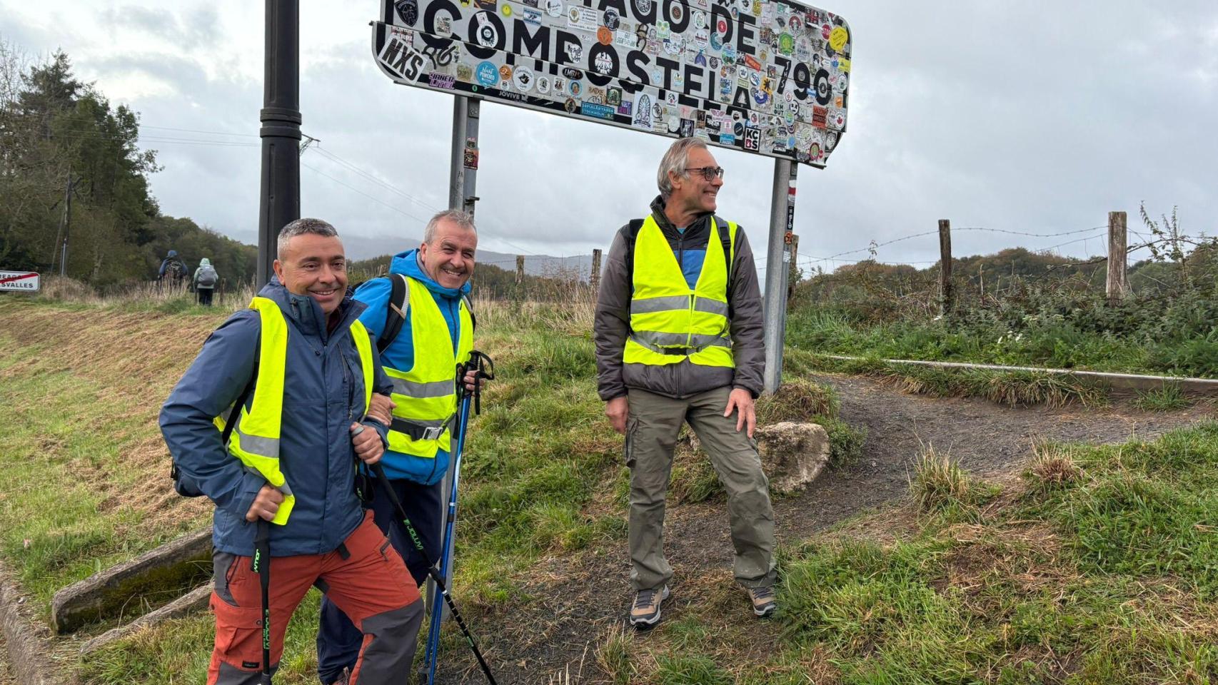 Antonio, Julián y Pablo en las primeras etapas del Camino de Santiago Francés.