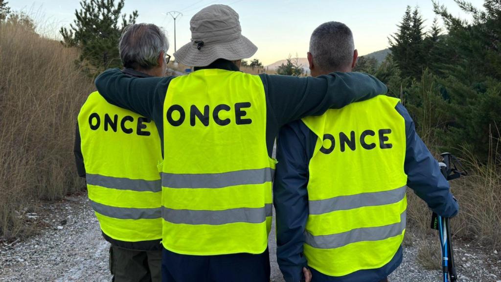 Julián, Pablo y Antonio hermanados en un tramo del Camino de Santiago.