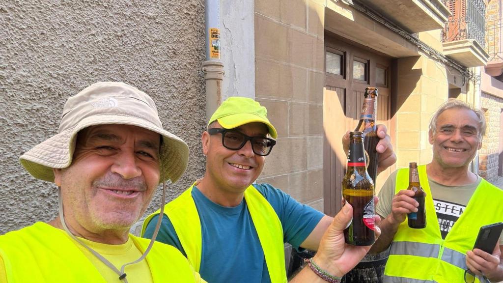 Julián, Antonio (con sus gafas inteligentes) y Pablo tomando unas cañas después de una etapa del Camino