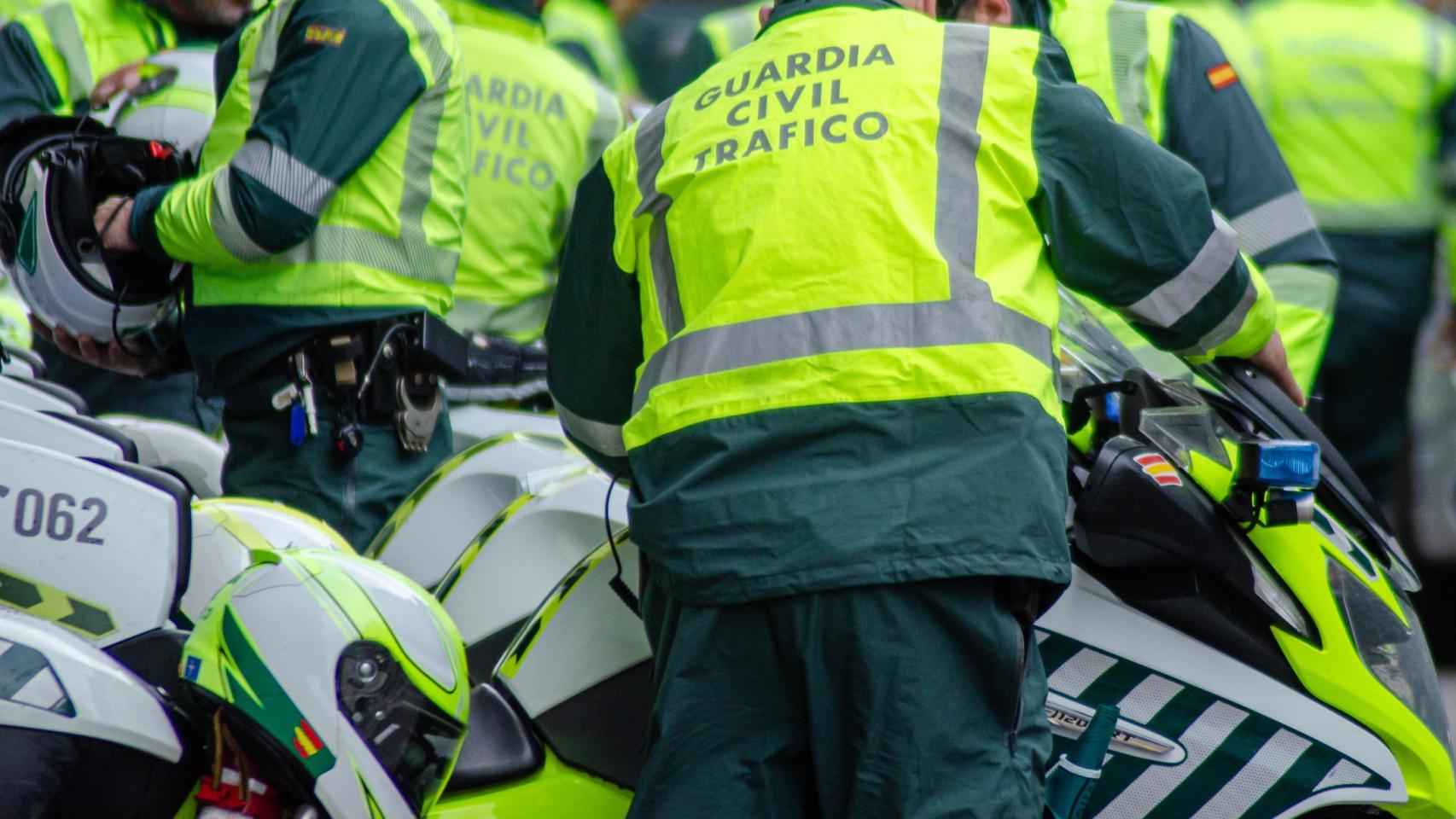 Agentes de la Guardia Civil preparándose para una patrulla en moto.