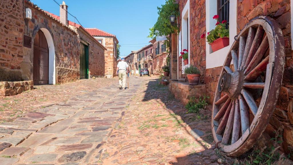 Vista de la calle de castrillo de los polvazares maragato pueblo, España.