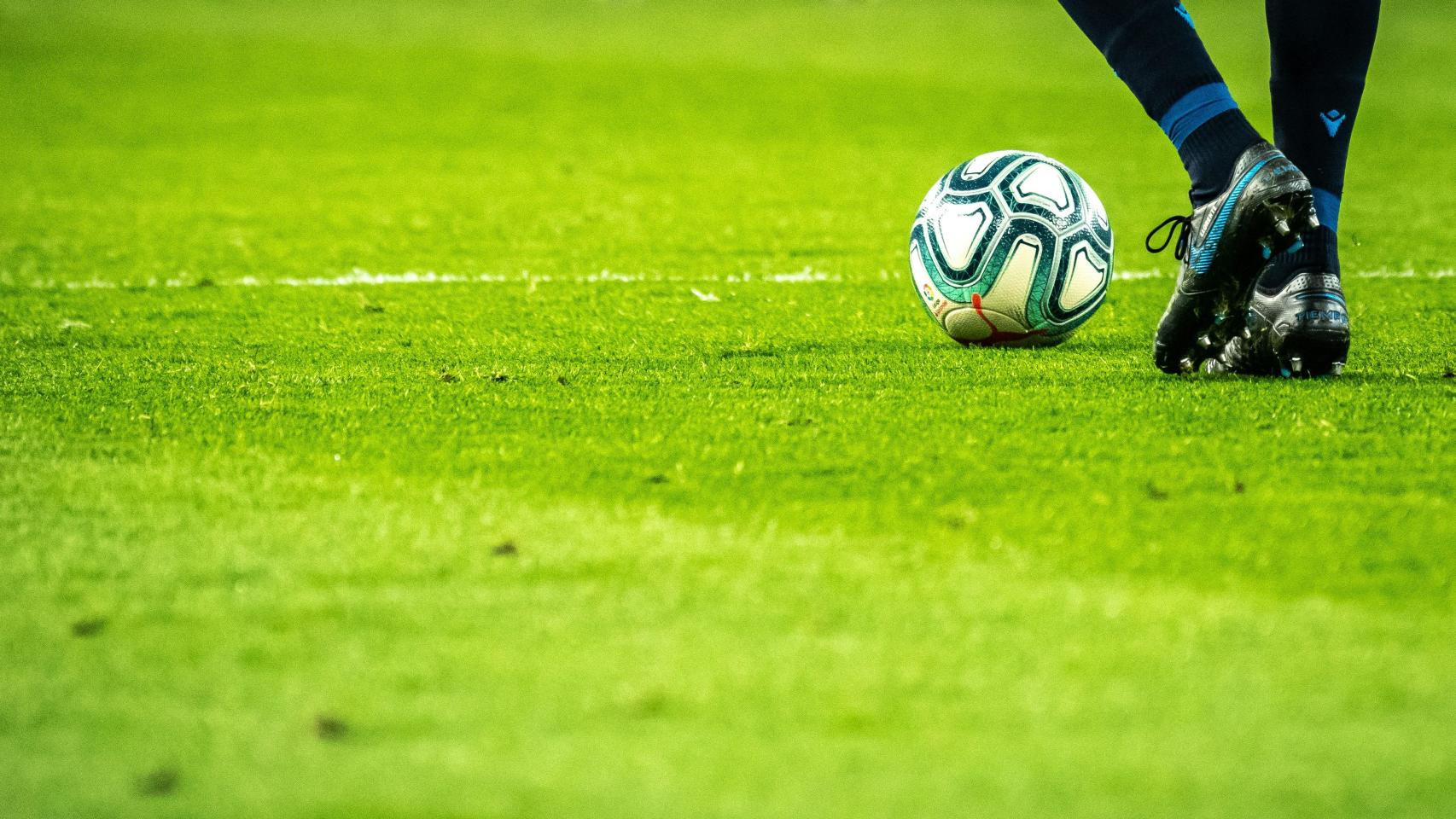 Un futbolista durante un partido.