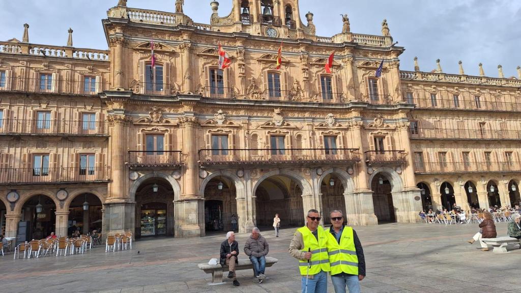 Pablo Sánchez y Antonio en la Plaza Mayor de Salamanca habituados con los chalecos para el Camino.