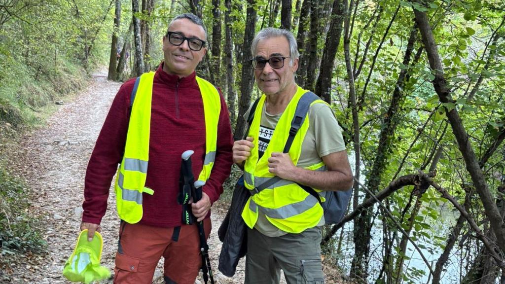 Antonio con sus gafas inteligentes Rayban de Meta y Julián, en lo alto de una etapa del Camino Francés.