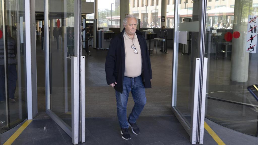 El delegado del primer equipo azulgrana, Carlos Naval, a la salida de la Ciutat de la Justicia.