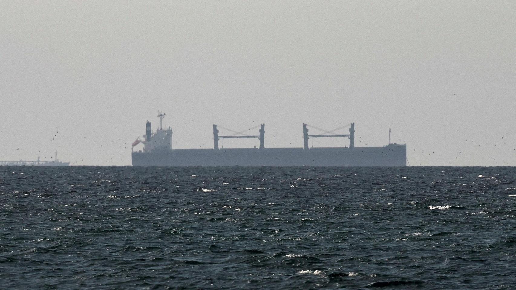 Un buque de carga en el Golfo, cerca del Estrecho de Ormuz, visto desde el norte de Ras al-Khaimah, cerca de la frontera con la región de Musandam de Omán.