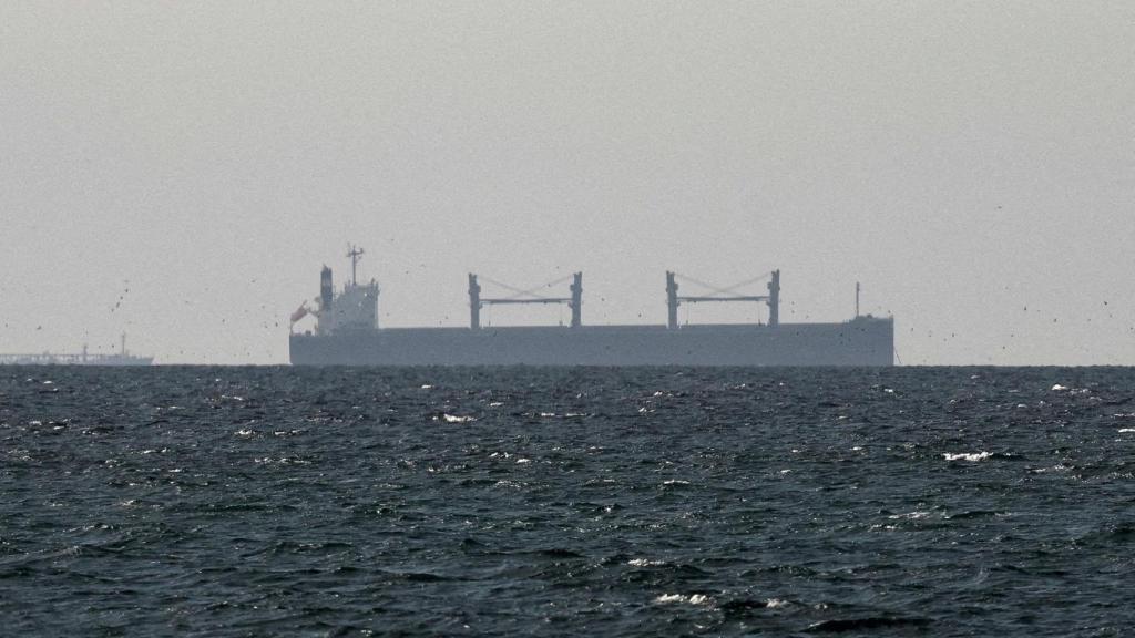 Un buque de carga en el Golfo, cerca del Estrecho de Ormuz, visto desde el norte de Ras al-Khaimah, cerca de la frontera con la región de Musandam de Omán.