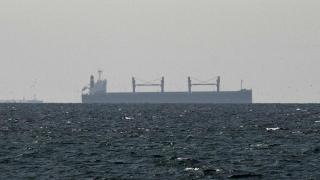 Un buque de carga en el Golfo, cerca del Estrecho de Ormuz, visto desde el norte de Ras al-Khaimah, cerca de la frontera con la región de Musandam de Omán.