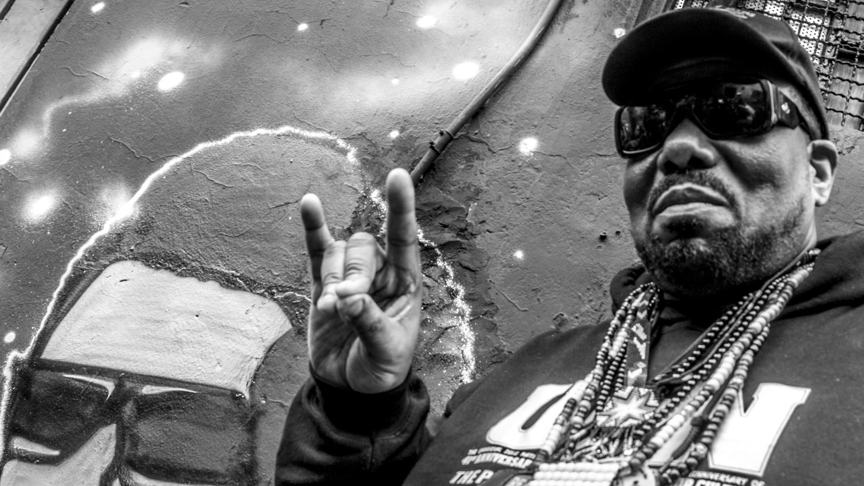 Afrika Bambaataa, fotografiado en Bogotá en 2015. Foto: Arturo Almanza/Wikimedia Commons (CC BY-SA 4.0)