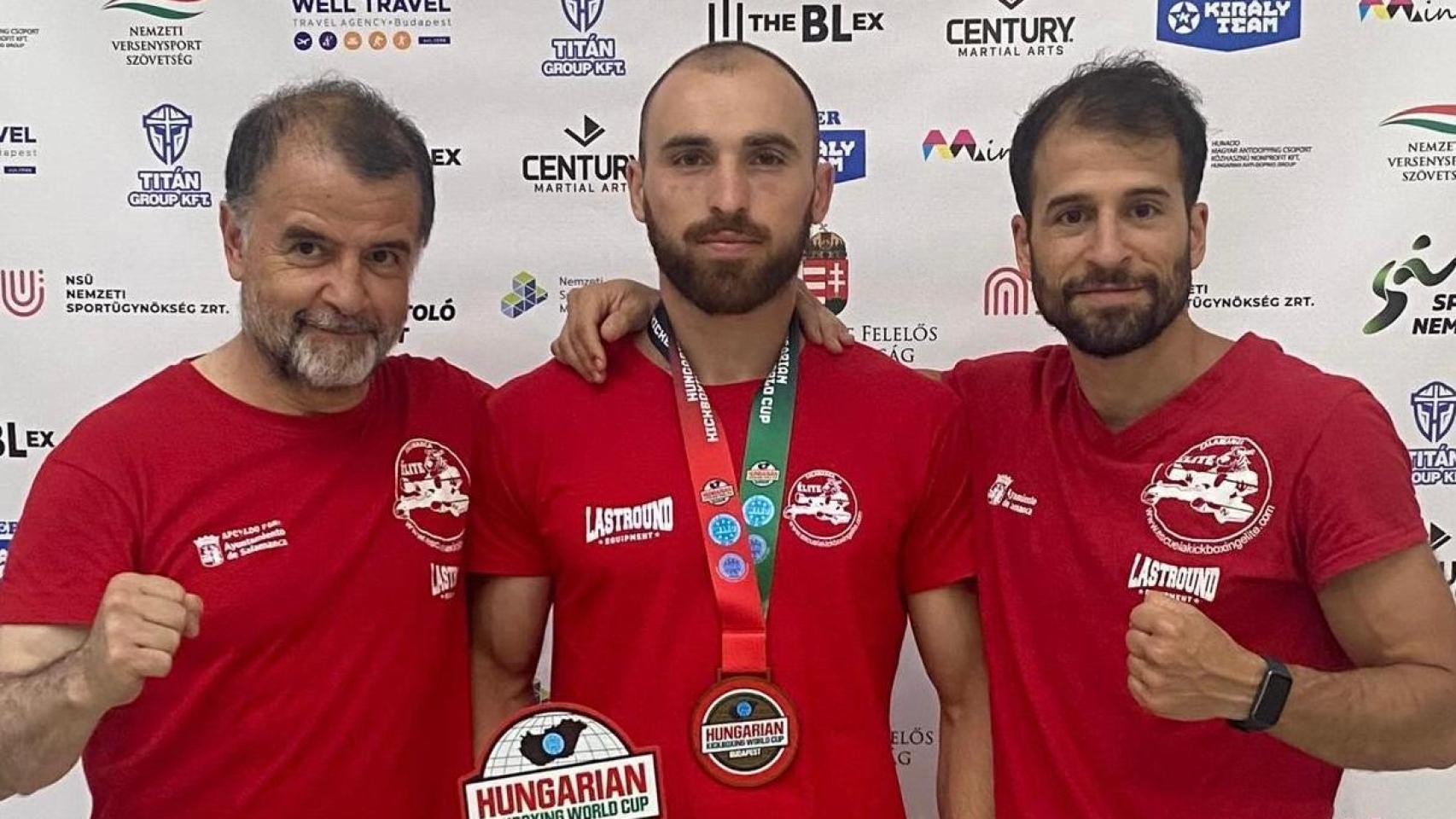 Jaime Lizana con sus entrenadores de la Escuela Élite Kickboxing Salamanca.