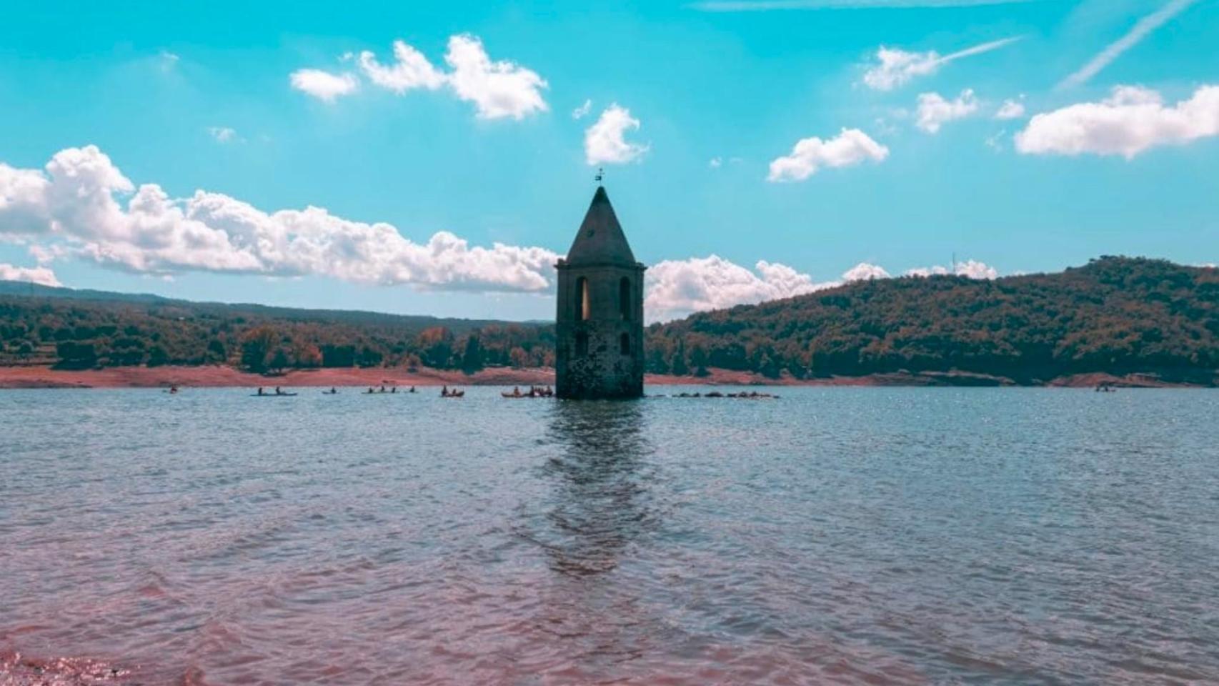 Parece el Colorado, pero es España: el pantano con un pueblo sumergido del siglo X de gran valor histórico