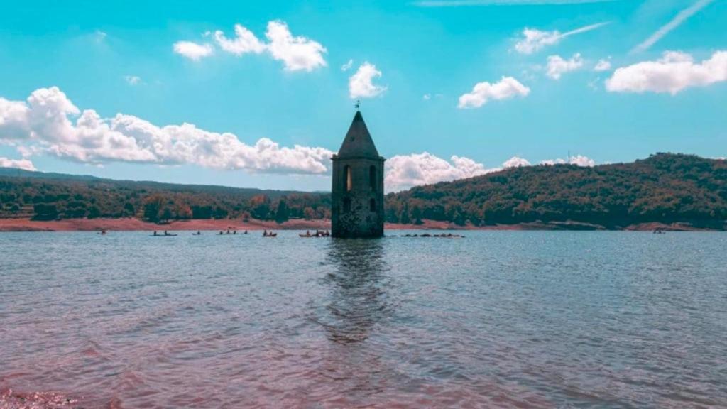 Parece el Colorado, pero es España: el pantano con un pueblo sumergido del siglo X de gran valor histórico
