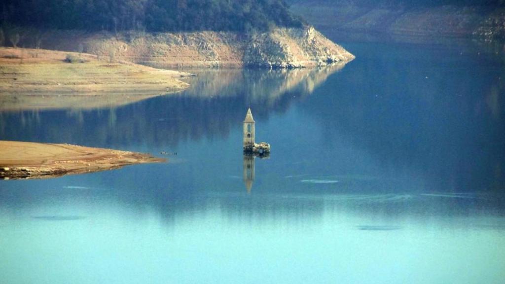 El pueblo que descansa bajo las aguas del pantano de Sau.
