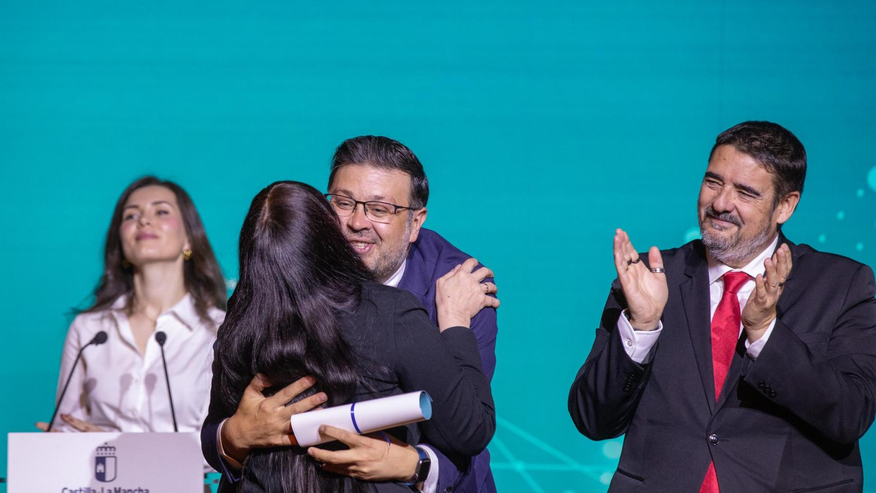 Amador Pastor entregando uno de los premios.