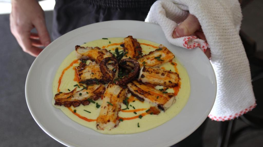 Su pulpo, uno de los platos imprescindibles del restaurante.JPG