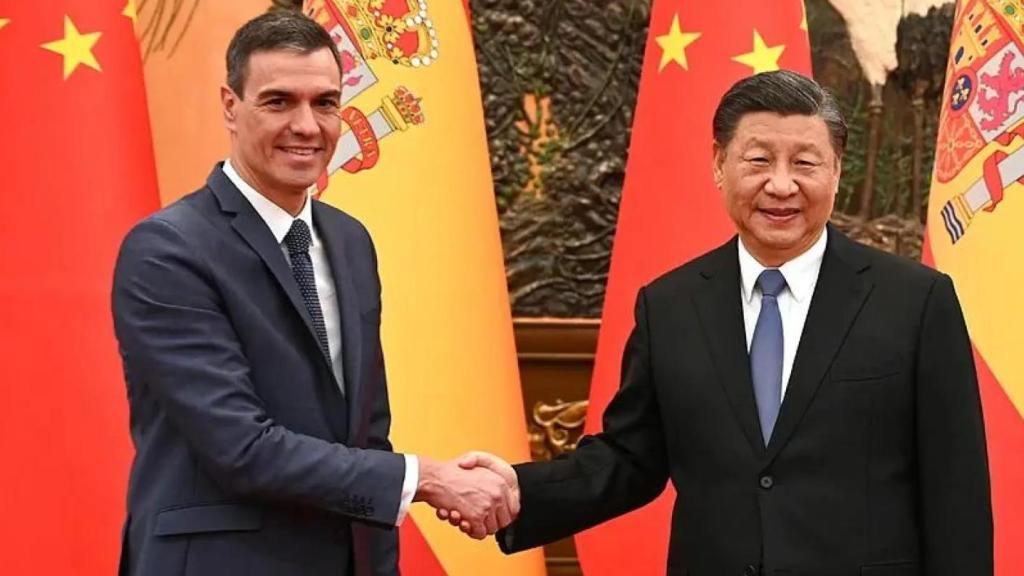 Pedro Sánchez, presidente del Gobierno, saluda a Xi Jinping, presidente de la República Popular China, en su último viaje a Pekín, en abril de 2025.