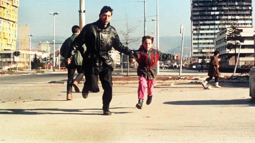 Ciudadanos huyendo de los disparos de francotiradores durante el asedio de Sarajevo. Foto: DPA