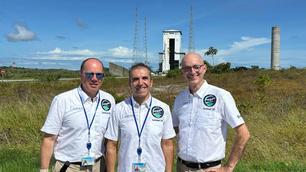 Torres junto a sus compañeros en la Agencia Espacial Europea.