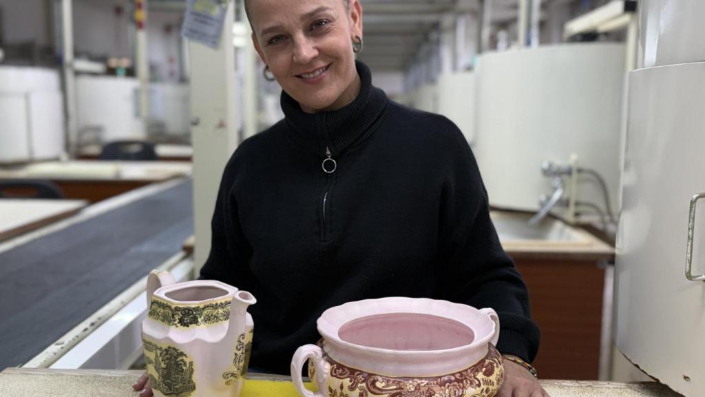 Inmaculada Calero, posando con una de las piezas de La Cartuja.