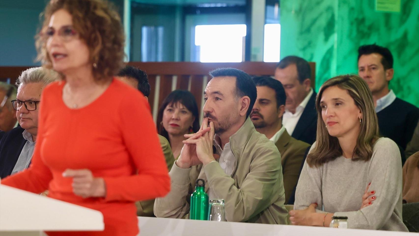 María Jesús Montero, con Fernando López Gil de fondo
