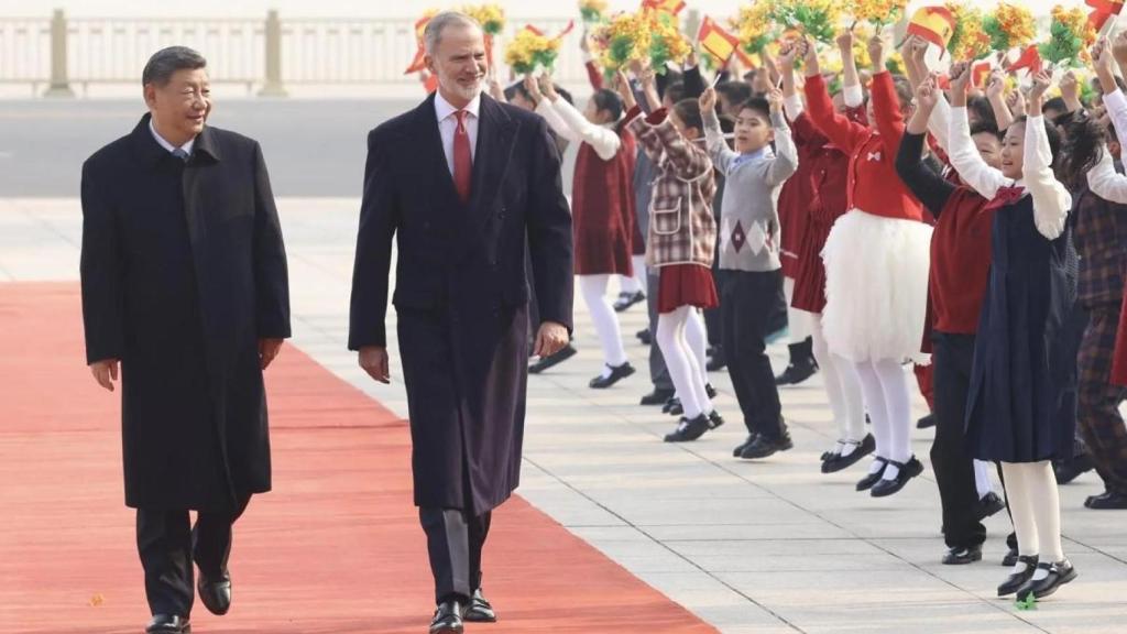 Felipe VI y el presidente de China, Xi Jinping, durante la recepción de honor en el Gran Palacio del Pueblo en la Plaza de Tiananmen en 2025.